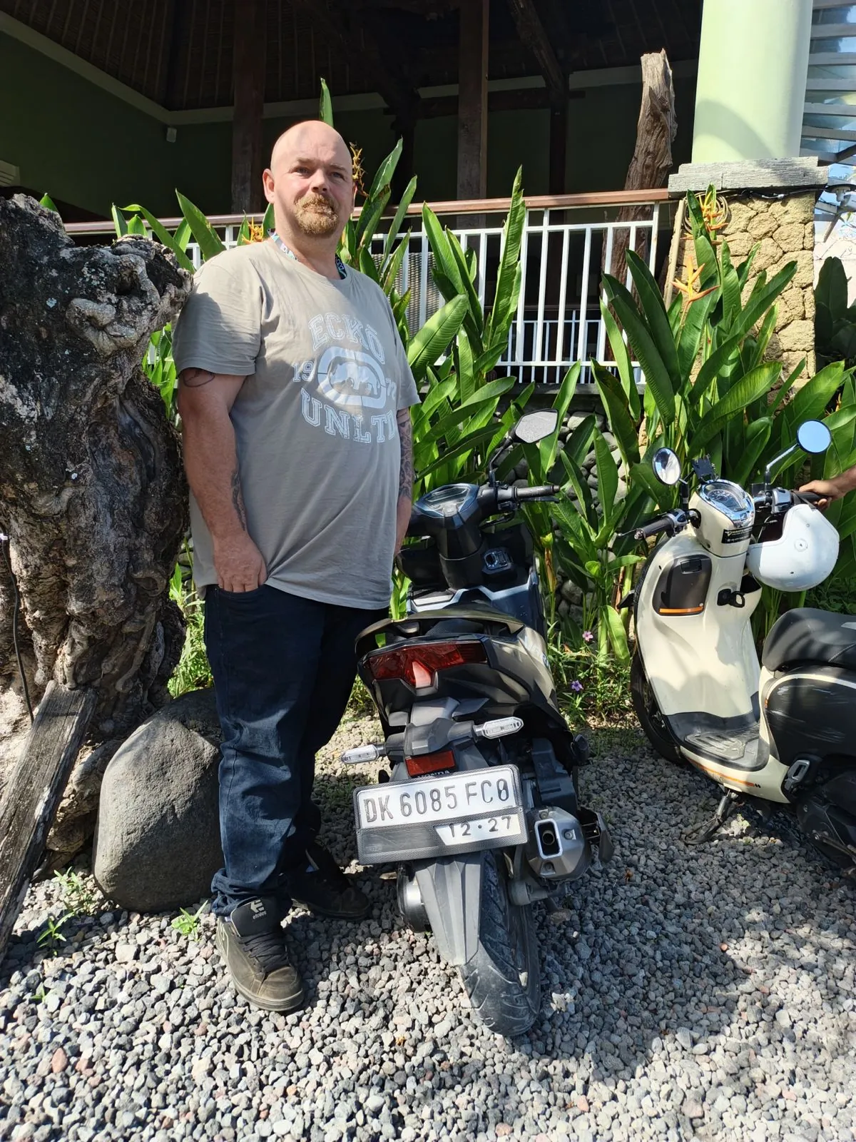 Ricardo Saucedo Schneider renting a scooter in Uluwatu, Bali